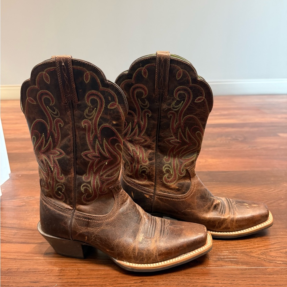 Ariat Leather cowboy Boot with embroidered accents.